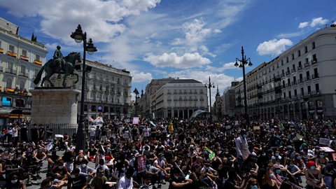 I kølvandet af den sorte amerikaner George Floyds død under en anholdelse deltog tusindvis i Madrid i en demonstration mod racisme.