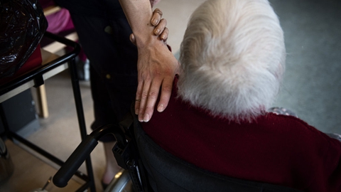 Nu bliver der åbnet yderligere for besøg på plejehjem og sygehuse. Der har siden marts været pålagt skrappe restriktioner på besøg. (Arkivfoto)