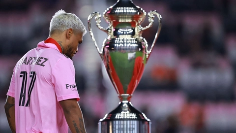 Facundo Farías passerer trofæet til US Open Cup, hvor hans hold, Inter Miami, tabte 1-2 til Houston Dynamo i finalen.