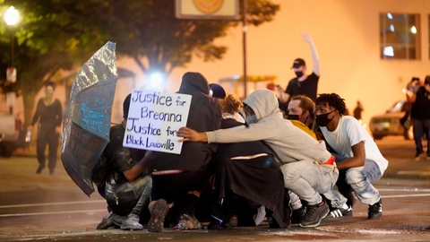Demonstranter beskydes med plastickugler af politiet i byen Louisville i den amerikanske delstat Kentucky. Demonstranterne protesterer mod politiangreb på sorte. Det er udløst af det tilsynelandende politidrab på en sort mand i byen Minneapolis og nedskydningen af den sorte kvinde Breonna Taylor i marts. Hun blev dræbt af politiet i sit hjem i Louisville.