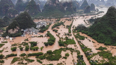 I den sydlige kinesiske region Guangxi Zhuang meldes seks personer dræbt og en savnet efter voldsomme oversvømmelser de seneste dage. I flere andre regioner er der også dræbte.