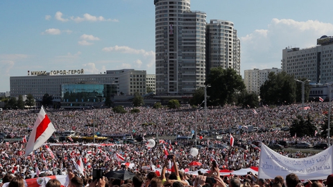 Hvideruslandspræsident siger, at mens over 100.000 demonstrerede i Minsk søndag med krav om hans afgang og frigivelse af politiske fanger, talte han i telefon med den tyske forbundskansler.