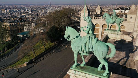 Et luftfoto fra Paris viser det øde område omkring Montmartre og Sacre-Coeur under den nedlukning, den franske regering har indført for at bremse coronasmitten.