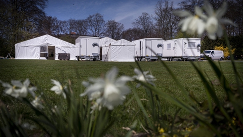 Der er i løbet af sidste uge skudt hvide telte op i alle landets fem regioner. De skal huse det nyoprettede Testcenter Danmark, som skal teste personer uden symptomer på coronavirus for om de er eller har været smittet med coronavirus.