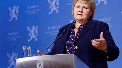 Norges konservative statsminister, Erna Solberg, mødes tirsdag med ledere fra de to andre koalitionspartier, Venstre og Kristelig Folkeparti (KrF), for at besætte syv ministerposter. Det sker, efter at Fremskrittspartiet er trådt ud af regeringen.