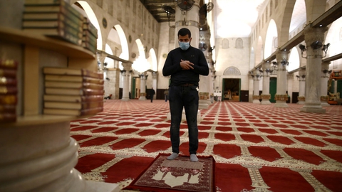 En troende iført mundbind var en af de første til at bede i moskeen al-Aqsa i Jerusalem, da den genåbnede søndag. Coronavirus lukkede moskeen, der er den tredje mest hellige for muslimer, for to en halv måned siden.