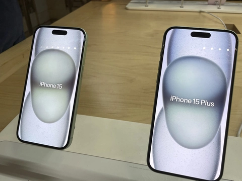 Det gør ikke skade på telefonerne, når de overopheder, siger Apple.