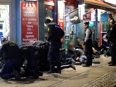 Københavns Politi foretager anholdelser i forbindelse med uroligheder med fyrværkeri på Nørrebro natten til fredag den 27. december 2019. (Foto: Presse-fotos.dk/Ritzau Scanpix)