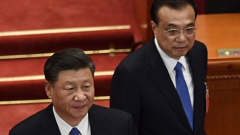 Chinese President Xi Jinping (L) and Premier Li Keqiang arrive for the the closing session of the National People's Congress at the Great Hall of the People in Beijing on May 28, 2020. (Foto: Nicolas Asfouri/AFP/Ritzau Scanpix)