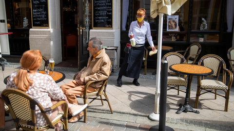 Ifølge føderale regler i Tyskland skal restaurantgæster holde sig 1,5 meter fra hinanden, ligesom at det meste personale skal bære maske over næse og mund, som det ses på billedet her. De regler undlod en gruppe tyske betjente dog angiveligt at følge på en restaurant i Mainz mandag aften. (Arkivfoto)