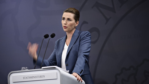 Statsminister Mette Frederiksen (S) oplyser torsdag, at regeringen udskyder en lang række lovforslag, der skulle være faldet inden sommer.