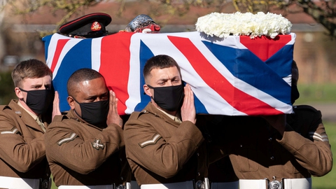 Seks soldater  fra Yorkshire-regimentet, som  har afløst det regiment, hvor Moore gjorde tjeneste under Anden Verdenskrig, bar båren, som var indsvøbt i Union Jack. Moores militære kasket og hans sværd lå på kisten. 14 soldater affyrede en æressalut.