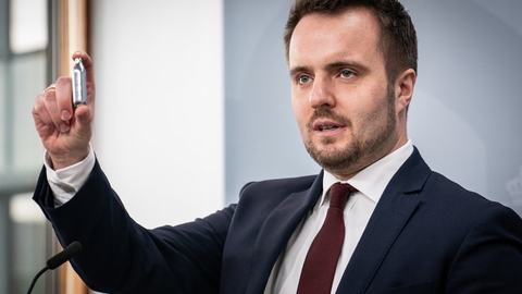 Erhvervsminister Simon Kollerup (S) ventes tirsdag formiddag at præsentere en samlet aftale, der skal begrænse salg af lattergas til særligt unge mennesker. (Arkivfoto).
