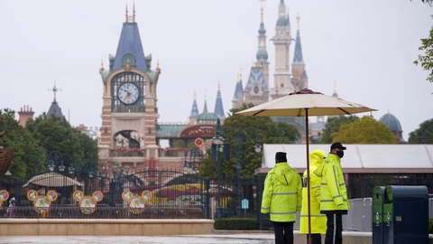 Shanghai Disney Resort blev lukket for besøgende i januar, da virusudbruddet to fart i Kina. Tirsdag oplyser Walt Disney-koncernen, forlystelsesparken åbner igen 11. maj. (Arkivfoto).
