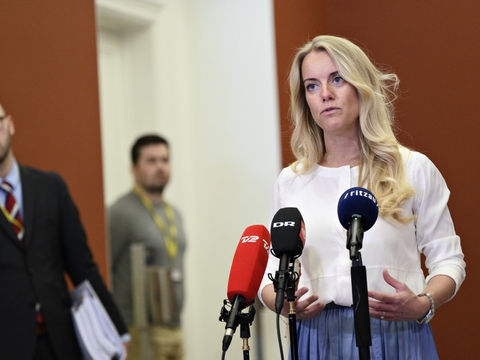 Pernille Vermund (NB), der her ses mandag formiddag på vej ind til forhandlingerne om en genåbningsplan, kommer ikke til at være med i en sådan aftale. Partiet er ude af forhandlingerne, oplyser Vermund.