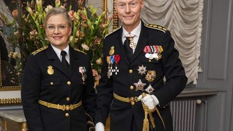 Rigspolitichef Hens Henrik Højbjerg, der her ses med Københavns politidirektør, Anne Tønnes, til årets nytårskur hos dronningen, varsler nedskæringer i Rigspolitiet i løbet af 2020.