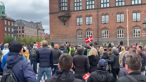 Den 16. maj afholdt bevægelsen "Sammen For Frihed" sin første demonstration mod corona-indgrebene på Rådhuspladsen. (Foto: Screenshot fra bevægelsens Facebook-side)