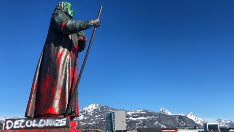 Statuen af Hans Egede i Nuuk er blevet overhældt med maling af ukendte gerningsmænd. (Arkivfoto)