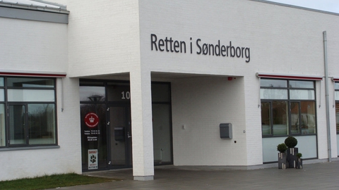 En 16-årig dreng tvang en jævnaldrende til at kysse sin fod, efter at han også havde sparket, slået og nikket ofret en skalle. Retten i Sønderborg kendte ham skyldig i både vold og trusler, som har endt med at koste den 16-årige to år på en sikret institution. (Arkivfoto)
