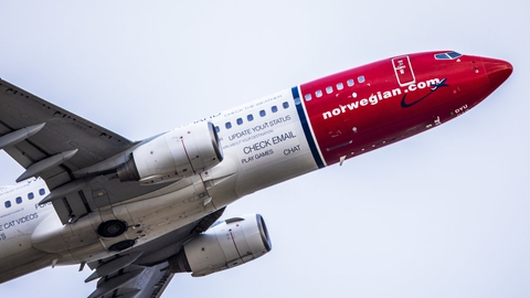 Norwegian er ligesom resten af flybranchen hårdt presset af coronavirusset, der har betydet et voldsomt fald i antallet af flyrejser.
Selskabet har sendt 7300 af 11.000 ansatte hjem midlertidigt.