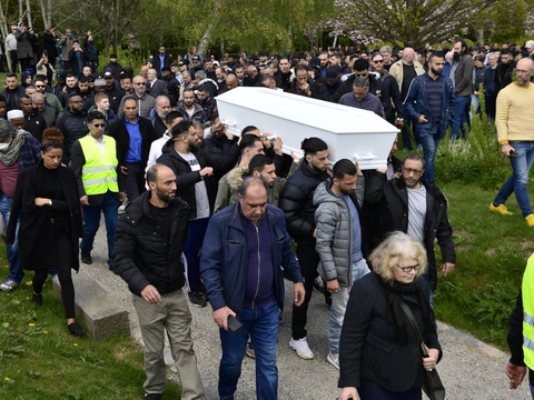 Digter Yahya Hassan blev tirsdag eftermiddag begravet på den muslimske gravplads på Vestre Kirkegård i Aarhus. Den 24-årige digter blev fundet død i sin lejlighed torsdag.
