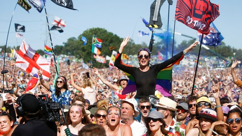 Festivalen i Glastonbury i 2019. I mange år er det hyppigt sket, at bands der optræder i Glastonbury, ugen efter dukker op på Roskilde-festivalen. (Arkivfoto).