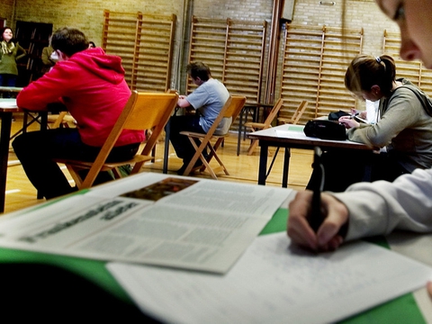 Eksamen for de ældste elever i folkeskolen bliver aflyst i år og i stedet erstattet af årskarakterer.