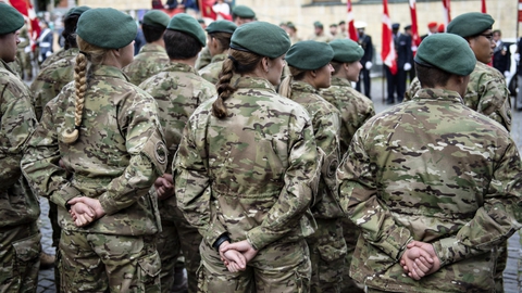 Omtrent én ud af 30 danske soldater og administrativt ansatte i Forsvarsministeriet oplever, at der er en kønskrænkende kultur på deres arbejdsplads.
Her ses soldater fra Trænregimentet i Aalborg på flagdagen i Aalborg, 5. september 2019. (Arkivfoto)