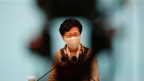 Hongkongs leder, Carrie Lam, beskylder på et pressemøde tirsdag USA for at benytte sig af dobbeltstandarder i forhold til magtanvendelse over for demonstranter.