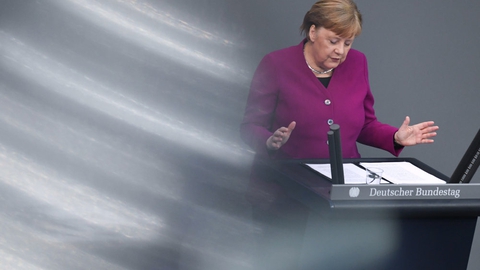 Ifølge kansler Angela Merkel er der endnu ikke udsigt til en slutning på coronakrisen, der foreløbig har kostet flere end 5000 mennesker livet i Europas største økonomi. Det sagde hun torsdag fra talerstolen i Forbundsdagen.