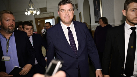 Minister for fødevarer, fiskeri og ligestilling Mogens Jensen (S) træder tilbage. Han har ikke Folketingets tillid efter ulovlig ordre om aflivning af alle mink i Danmark.
