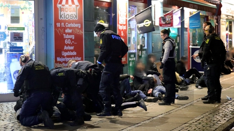 Københavns Politi foretager anholdelser i forbindelse med uroligheder med fyrværkeri på Nørrebro natten til fredag den 27. december 2019. (Foto: Presse-fotos.dk/Ritzau Scanpix)