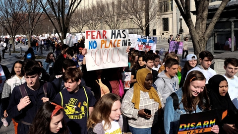 Mandagens skudepisode i Texas skriver sig ind i rækken af skyderier på skoler og universiteter i USA. Det har skabt en stor debat om, hvorvidt der bør indføres strammere våbenkontrol i USA. Her ses en demonstration mod våben i Washington i marts 2019.
