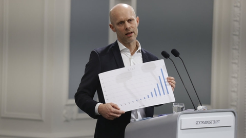 Virusvarianten B117 fylder nu mere i Danmark. Det viser Henrik Ullum, direktør hos Statens Serum Institut, her på en graf ved onsdagens pressemøde.