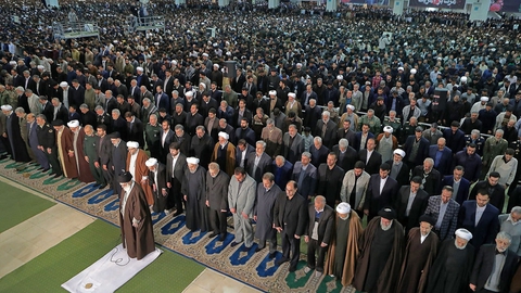 Irans øverste leder, ayatollah Ali Khamenei, ledte fredag fredagsbønnen i Mosalla-moskéen i Teheran. Det var første gang siden 2012, at ayatollahen stod i spidsen for fredagsbønnen.