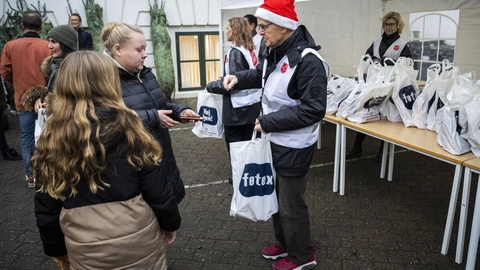 Flere forskellige organisationer tilbyder julehjælp til trængte familier. Her ses en uddeling fra Frelsens Hær i 2021. (Arkivfoto).