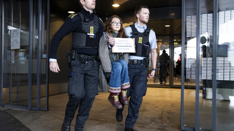 Politiet tilbageholder flere personer fra Extinction Rebellion, som aktionerer imod lufthavnsudvidelsen i København Lufthavn, fredag den 24. januar 2020. Københavns Lufthavn planlægger en udbygning af terminalområdet på i alt 80.000 m2. (Foto: Niels Christian Vilmann/Ritzau Scanpix)