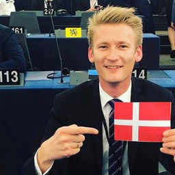 Peter Kofod og hans nationalkonservative EU-kolleger må ikke have deres nationalflag fremme på deres pladser i EU-parlamentet. (Foto: Peter Kofods Facebook-profil)