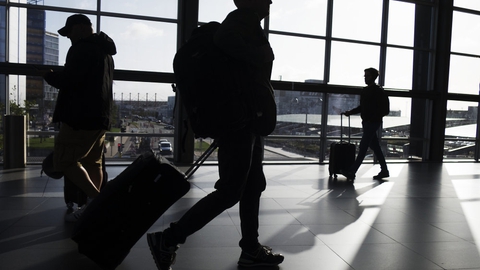 Flyrejsende i Danmark tager i stigende grad på mellemlange og lange flyrejser. (Arkivfoto)