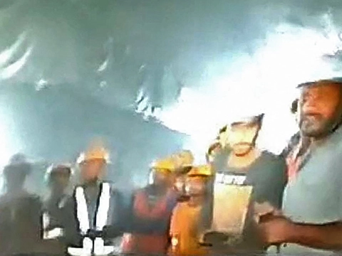 Myndighederne i delstaten Uttarakhand har offentliggjort billeder af arbejdere i Indien. De har været fanget i en kollapset i tunnel i over en uge.