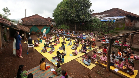 Landsbyen Dandwal er et af de små samfund i Indien, som har kæmpet med et coronaudbrud. Her får børn i slutningen af juli lydundervisning via en højttaler, mens de holder afstand for at undgå smitte.