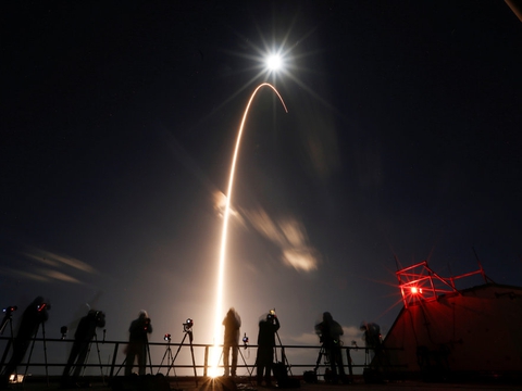 En amerikansk-europæisk rumsonde blev tidligt mandag sendt ud i rummet på en løfteraket fra Cape Canaveral i Florida. Den 1,8 ton tunge sonde eller satellit, "Solar Orbiter", som skal udforske Solen, blev opsendt i et samarbejde mellem Det Europæiske Rumfartsagentur, ESA, og den amerikanske rumfartsadministration Nasa.