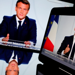 Frankrigs præsident, Emmanuel Macron, siger, at Frankrig lukker ned igen fra fredag for at bremse spredningen af coronavirus.