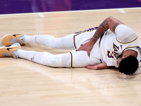 Los Angeles Lakers' nummer tre, Anthony Davis, måtte forlade banen i Staples Center søndag eftermiddag lokal tid med en lyskeskade.