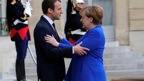 Frankrigs præsident, Emmanuel Macron, holder senere mandag en videokonference med den tyske forbundskansler, Angela Merkel om en genopretning af EUøs økonomi. Den franske og den tyske leder, der her ses i Paris i juli 2017,  har gennem den såkaldte fransk-tyske ofte ført an i reformer i EU.