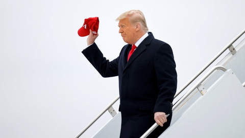 Donald Trump ses her på vej ud af præsidentflyet "Air Force One", inden han besøger Alamo i Texas.