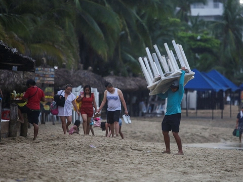 Stranden i Acapulco inden den meget farlige orkan Otis ramte den mexicanske by i delstaten Guerrero.