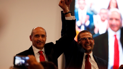 Robert Abela (til højre) vandt premierministerposten foran modkandidat Chris Fearne (til venste).