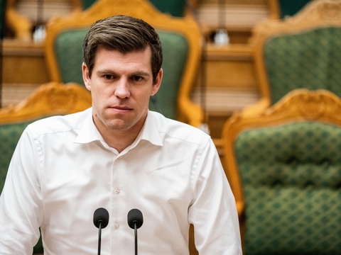 Blå blok ønsker at stoppe placeringen af et udrejsecenter på Langeland, siger Venstres medlem af Udlændinge- og integrationsudvalget Morten Dahlin (V). De blå partier stiller et beslutningsforslag, som vil opfordre regeringen til at indkalde til forhandlinger. De blå partier håber på opbakning fra SF, der også har bedt regeringen om alternative placeringer.