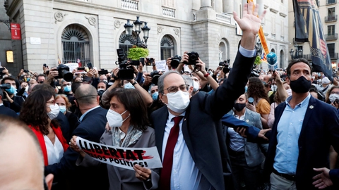 Cataloniens separatistleder, Quim Torra, vinker til tilhængere uden for Spaniens højesteret, som mandag suspenderede ham fra sit embede for ulydighed.